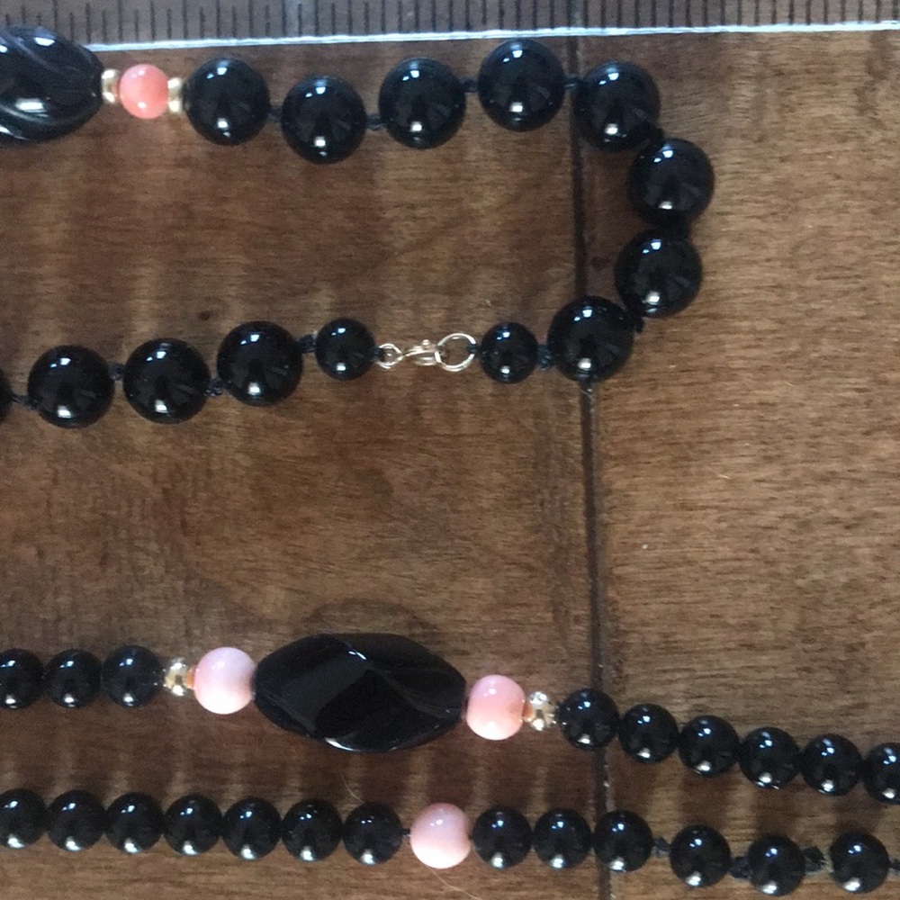 Coral, carved obsidian and gold bead necklace, bracelet, earring set. - Picture 2 of 4